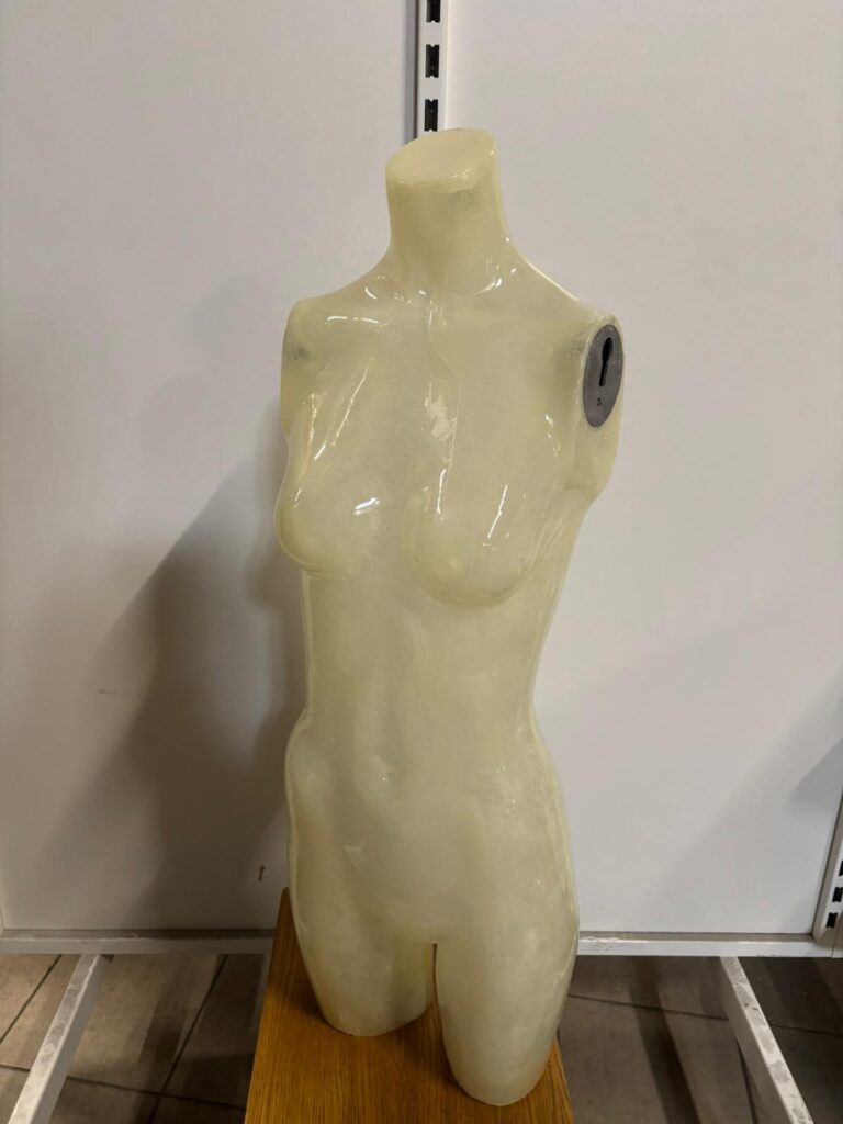 Mannequin demi-cuisse femme – Fibre de verre jaune pâle effet transparent brillant – H 89 cm