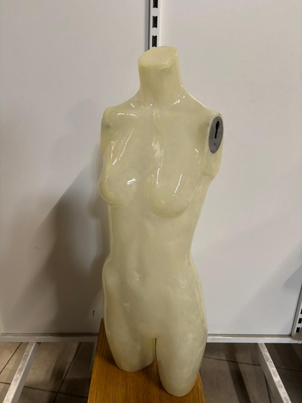 Mannequin demi-cuisse femme – Fibre de verre jaune pâle effet transparent brillant – H 89 cm