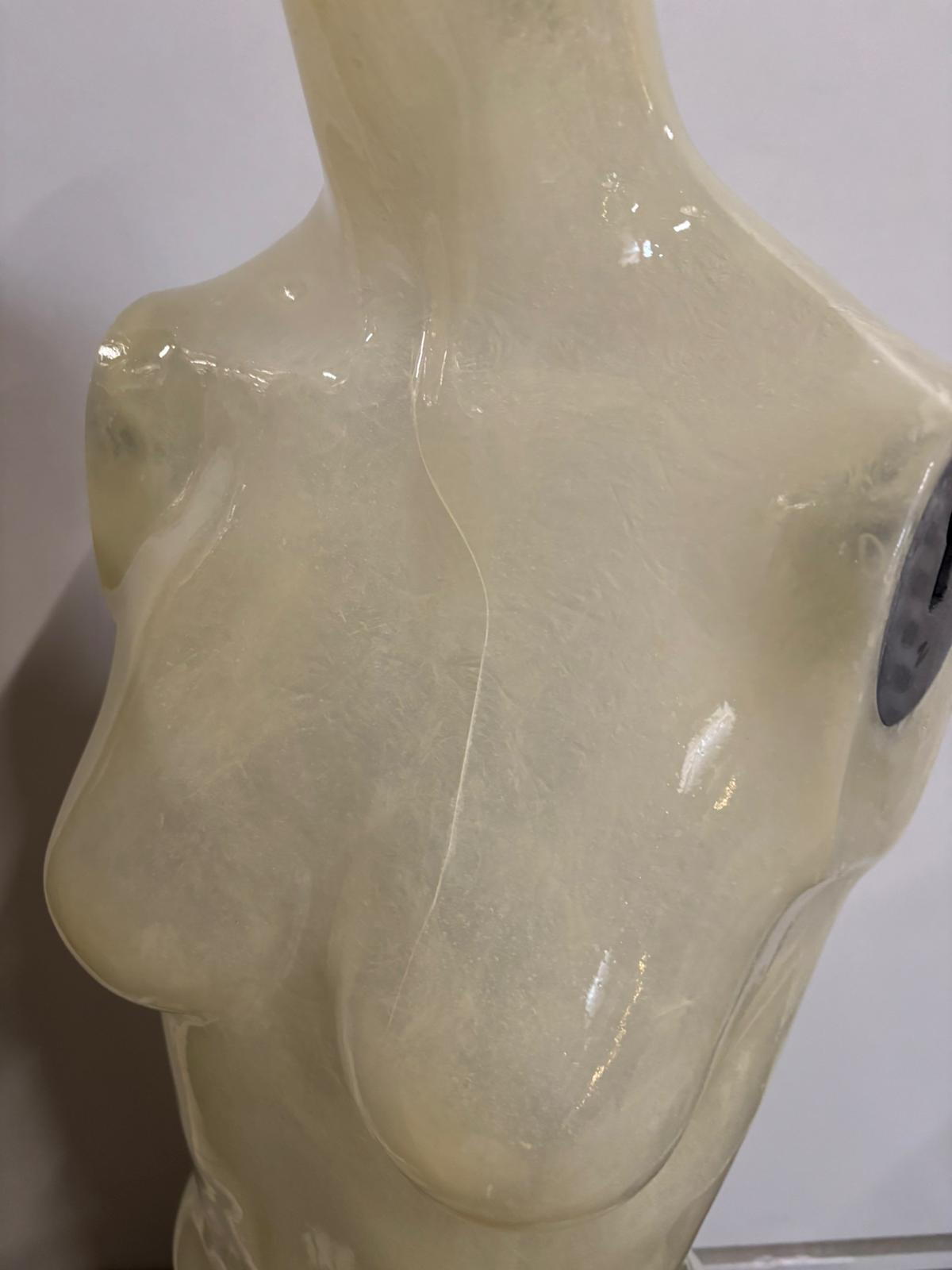 Mannequin demi-cuisse femme – Fibre de verre jaune pâle effet transparent brillant – H 89 cm