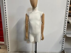 Mannequin enfant sur pied 5/6 ans – Tissu et bois – H 150 cm