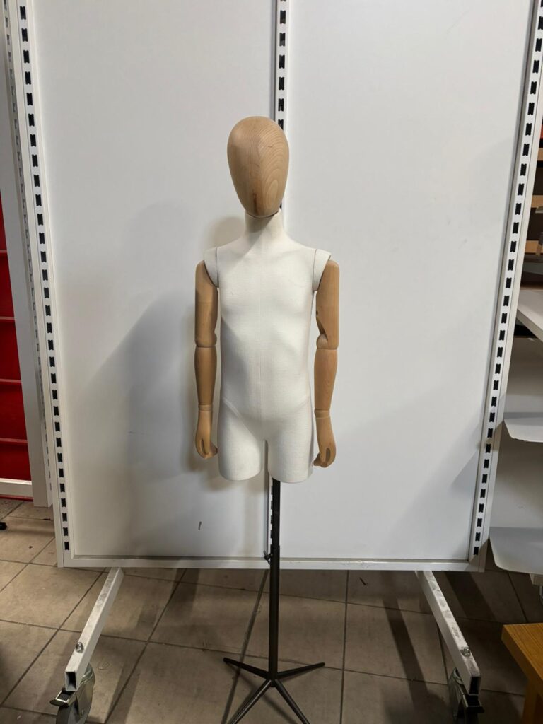Mannequin enfant sur pied 5/6 ans – Tissu et bois – H 150 cm