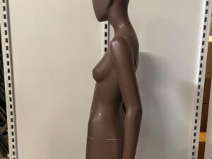 Mannequin femme complet sur socle – Fibre de verre marron mat – H 180 cm