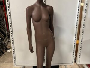 Mannequin femme complet sur socle – Fibre de verre marron mat – H 180 cm