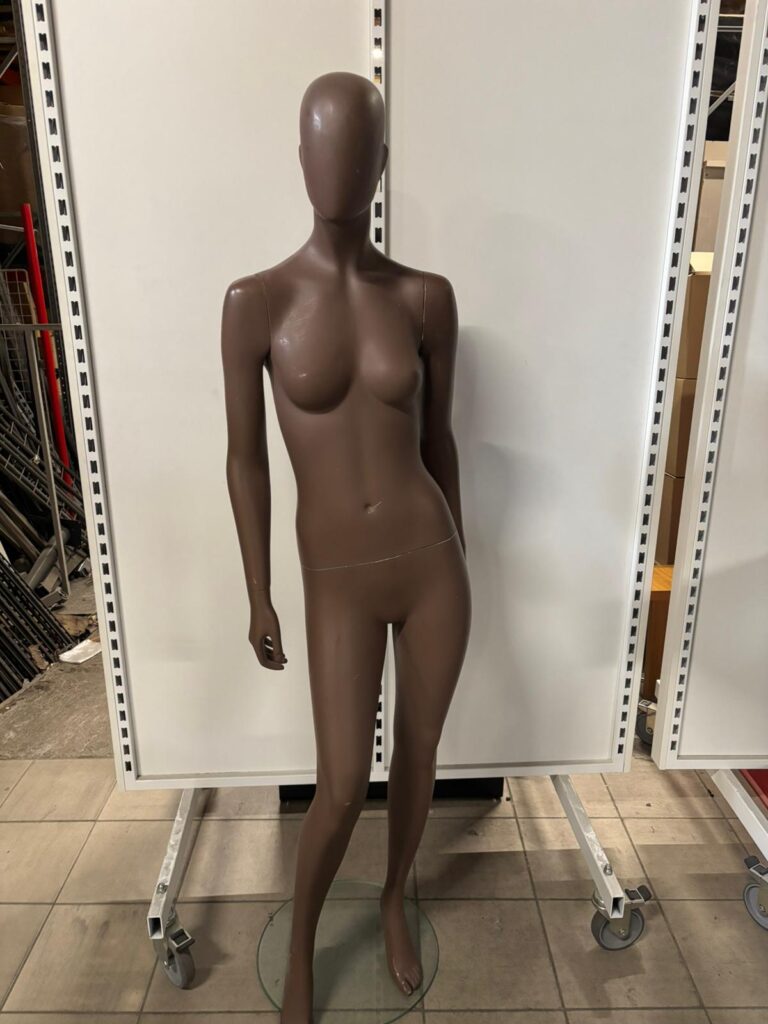 Mannequin femme complet sur socle – Fibre de verre marron mat – H 180 cm