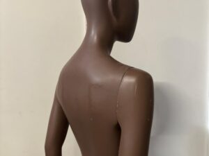 Mannequin femme complet sur socle – Fibre de verre marron mat – H 180 cm