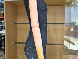 Mannequin demi‑cuisse femme sur socle – Fibre de verre / tissu / bois – H 110 cm