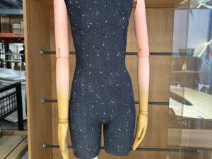Mannequin demi‑cuisse femme sur socle – Fibre de verre / tissu / bois – H 110 cm