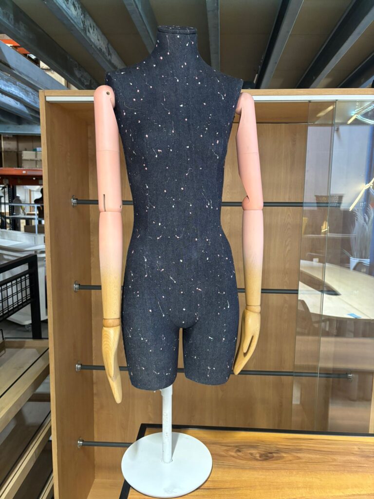 Mannequin demi‑cuisse femme sur socle – Fibre de verre / tissu / bois – H 110 cm