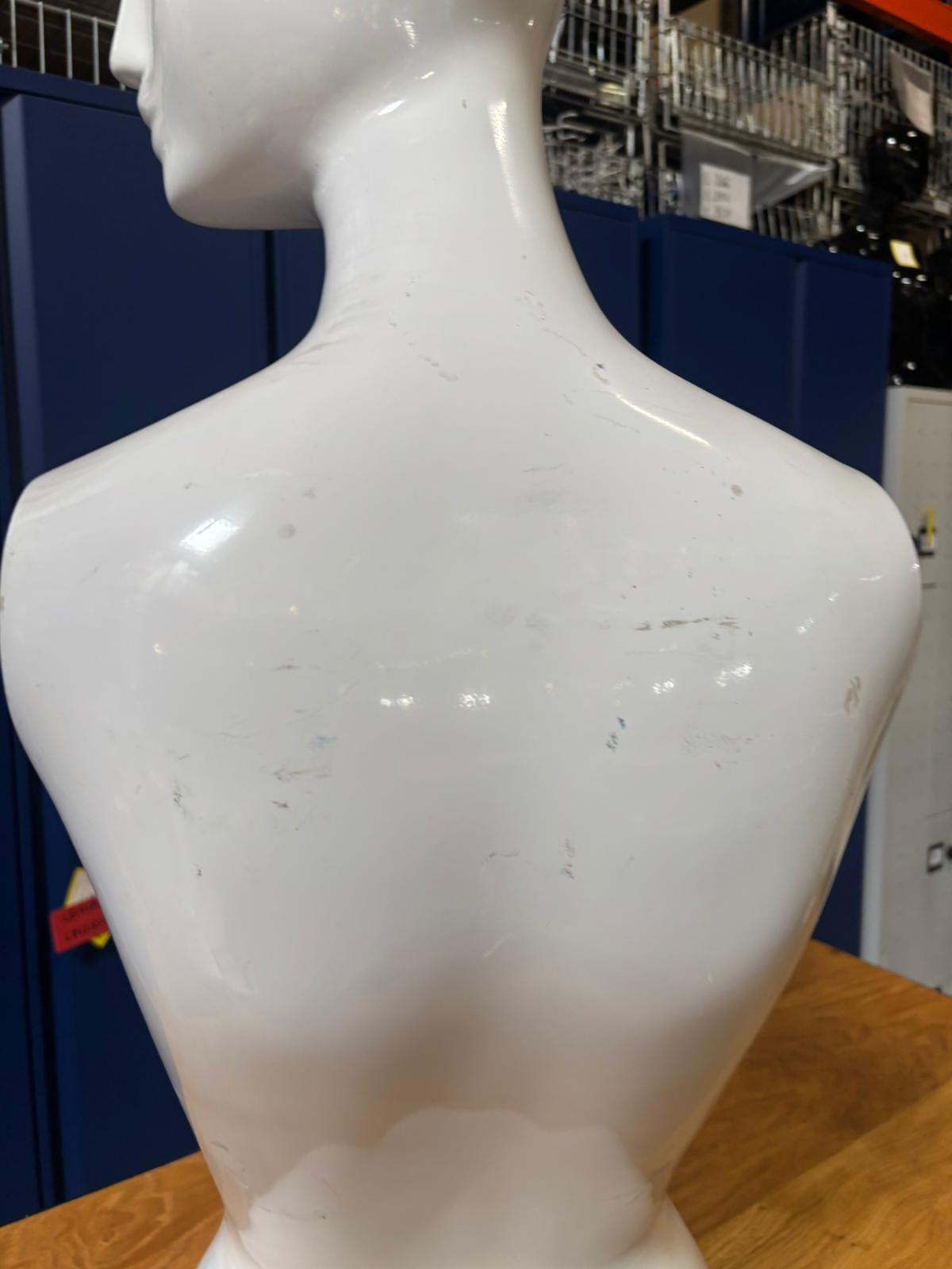 Buste femme – Fibre de verre blanc brillant – H 82 cm