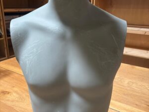 Buste homme – Fibre de verre gris effet béton mat – H 84 cm