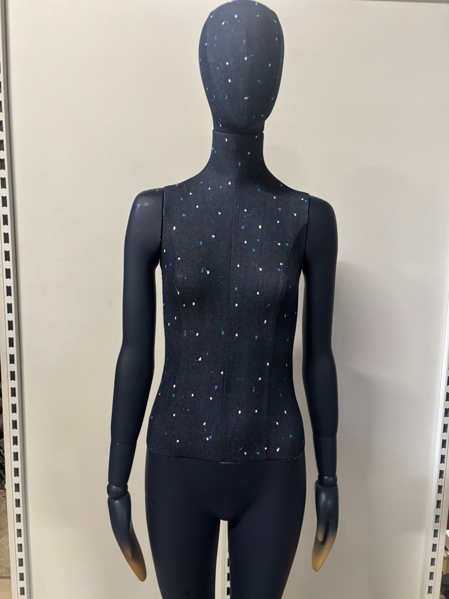Mannequin femme complet sur socle – Bois, fibre de verre et tissu – H 180 cm