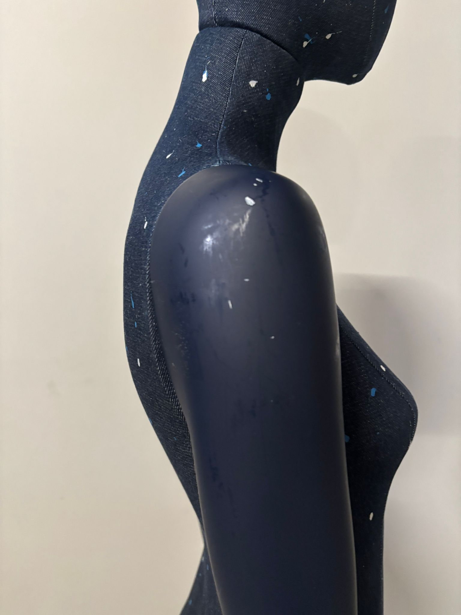 Mannequin femme complet sur socle – Bois, fibre de verre et tissu – H 180 cm