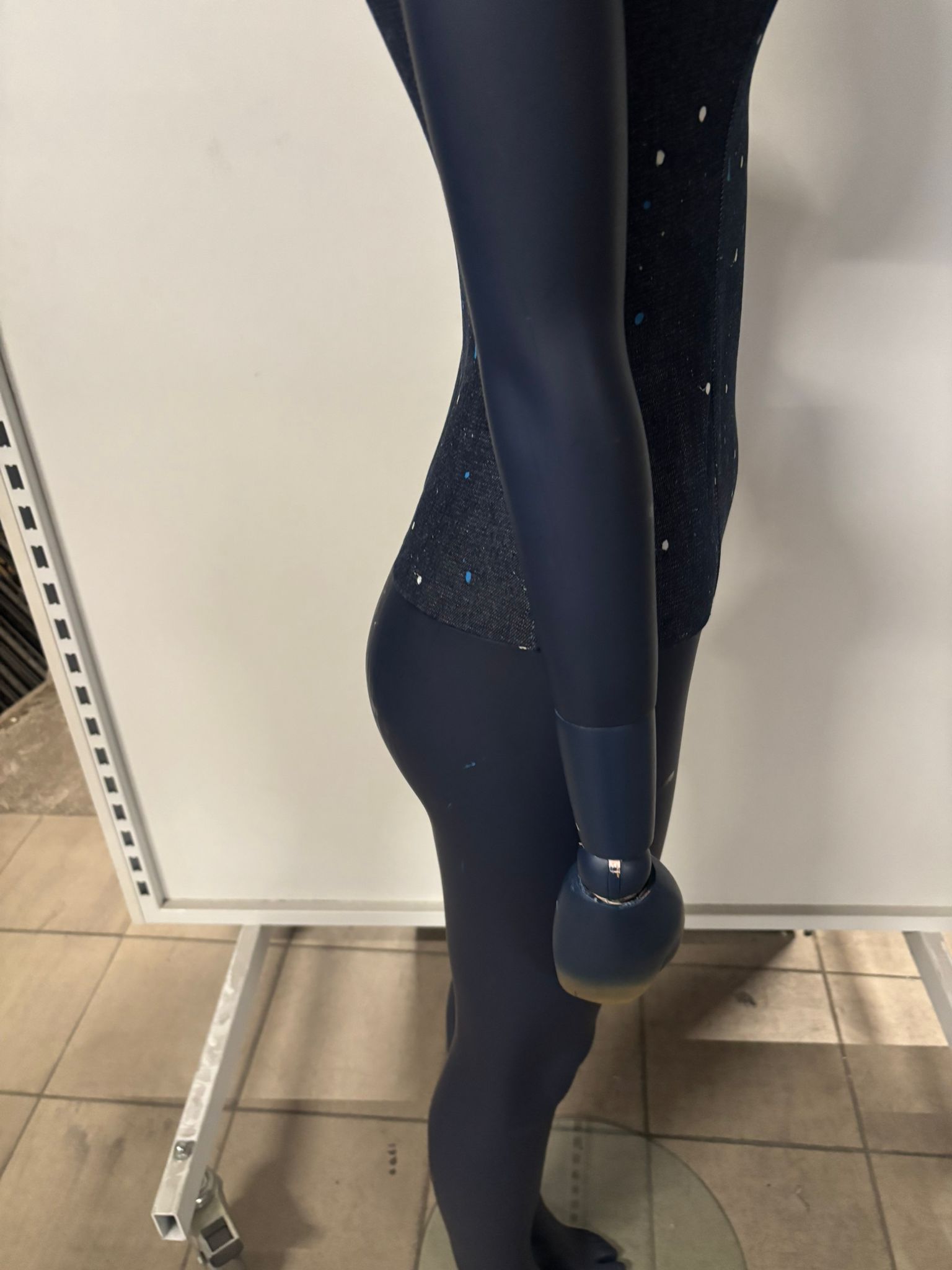 Mannequin femme complet sur socle – Bois, fibre de verre et tissu – H 180 cm