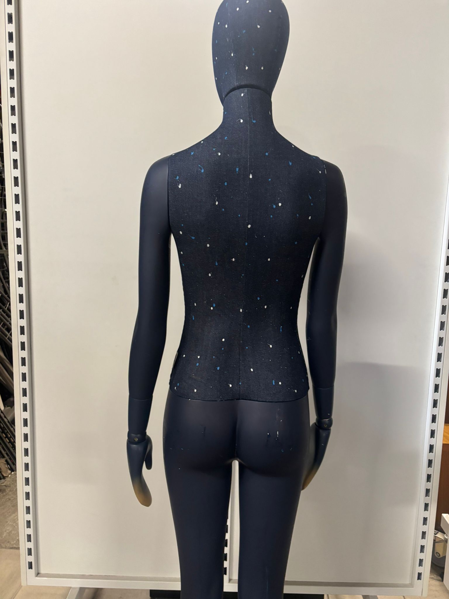 Mannequin femme complet sur socle – Bois, fibre de verre et tissu – H 180 cm