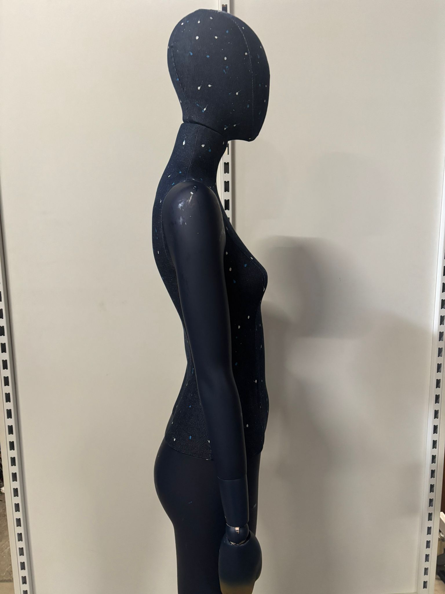 Mannequin femme complet sur socle – Bois, fibre de verre et tissu – H 180 cm