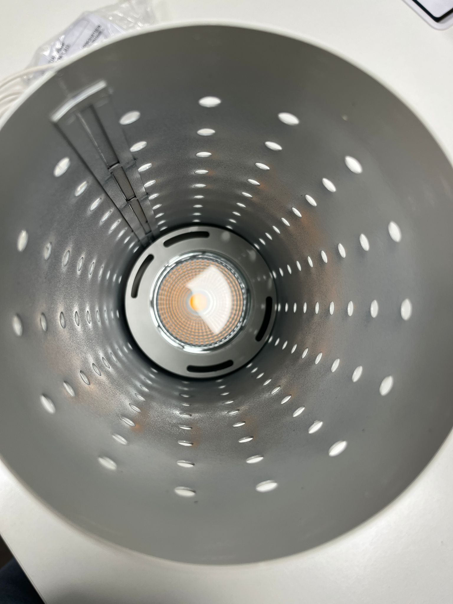 Suspension luminaire métal perforé blanc – LED intégrée