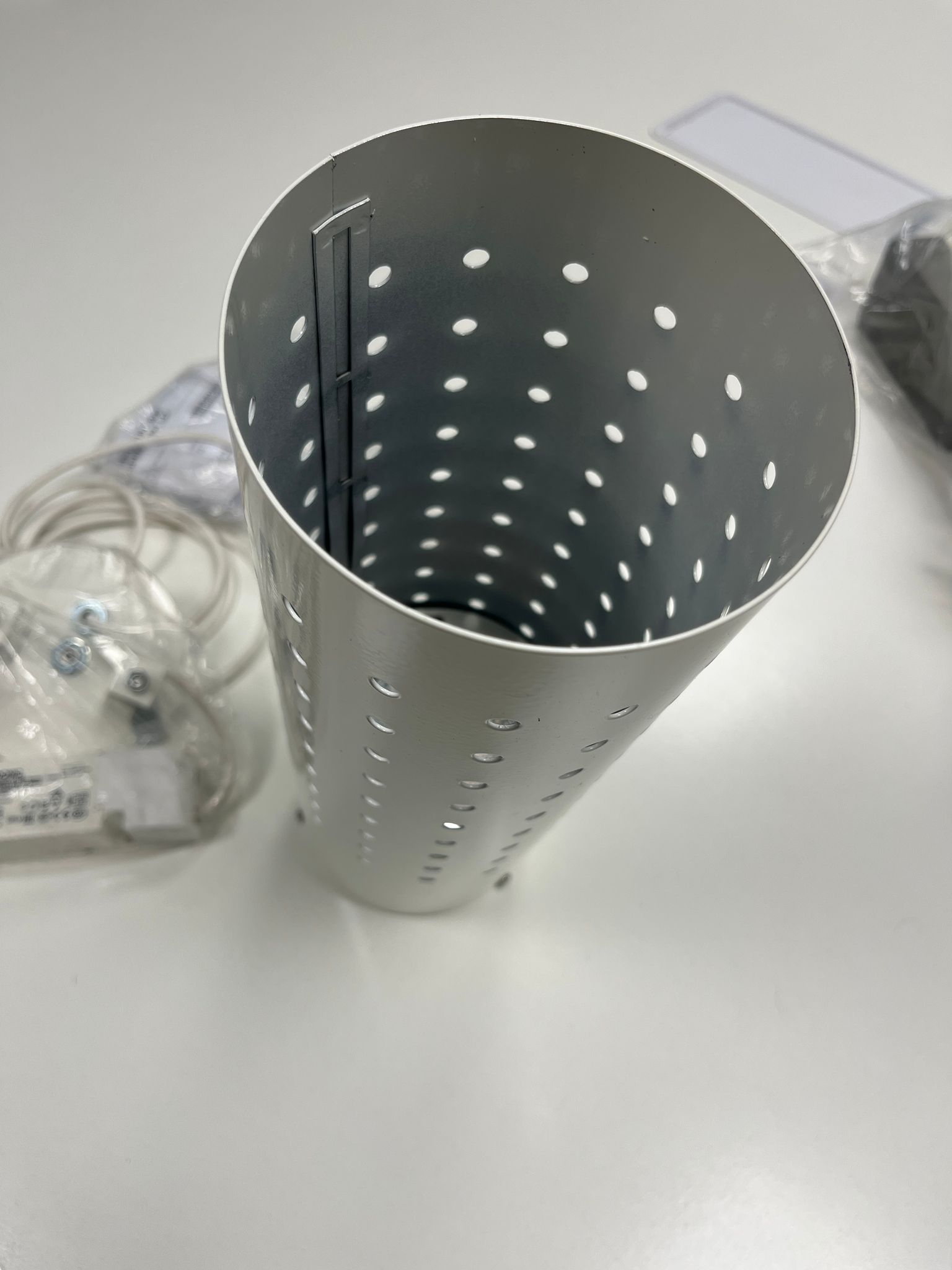 Suspension luminaire métal perforé blanc – LED intégrée