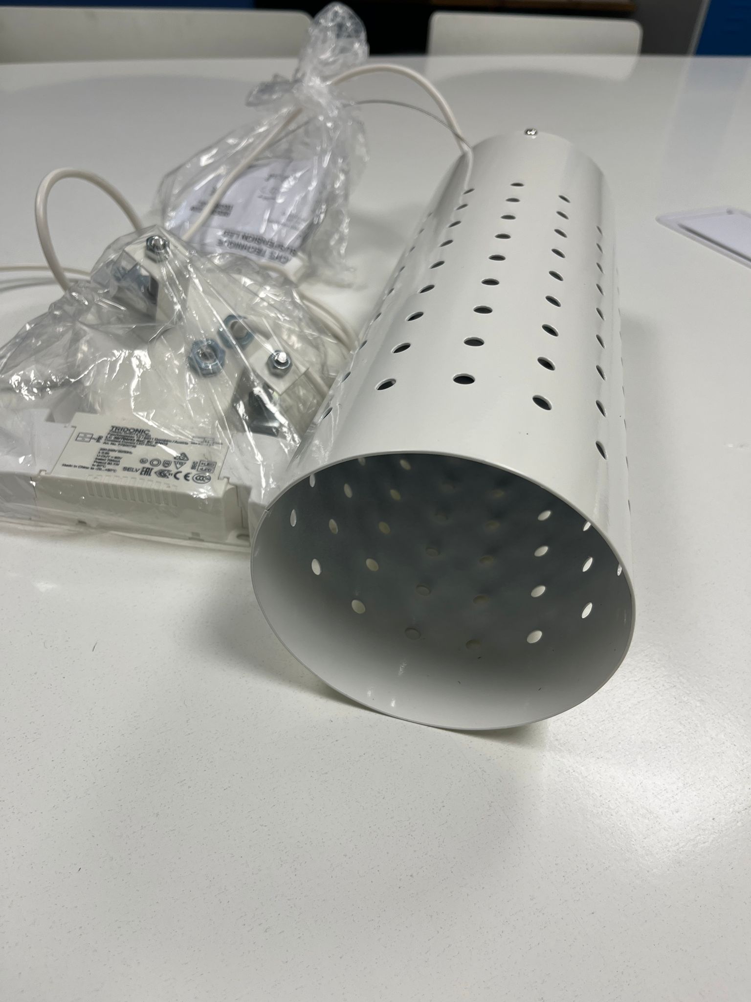 Suspension luminaire métal perforé blanc – LED intégrée