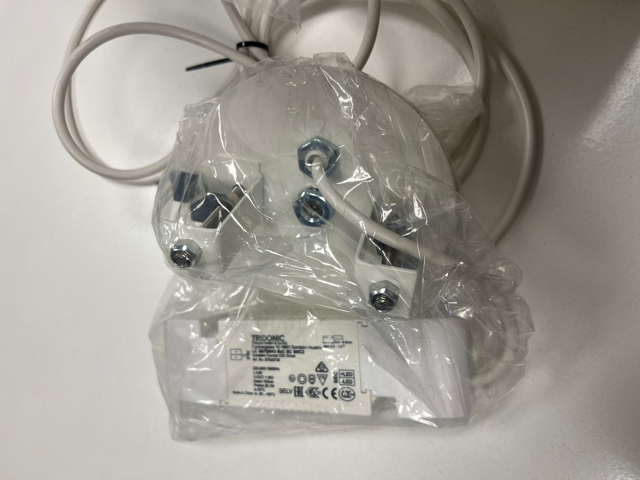 Suspension luminaire métal perforé blanc – LED intégrée