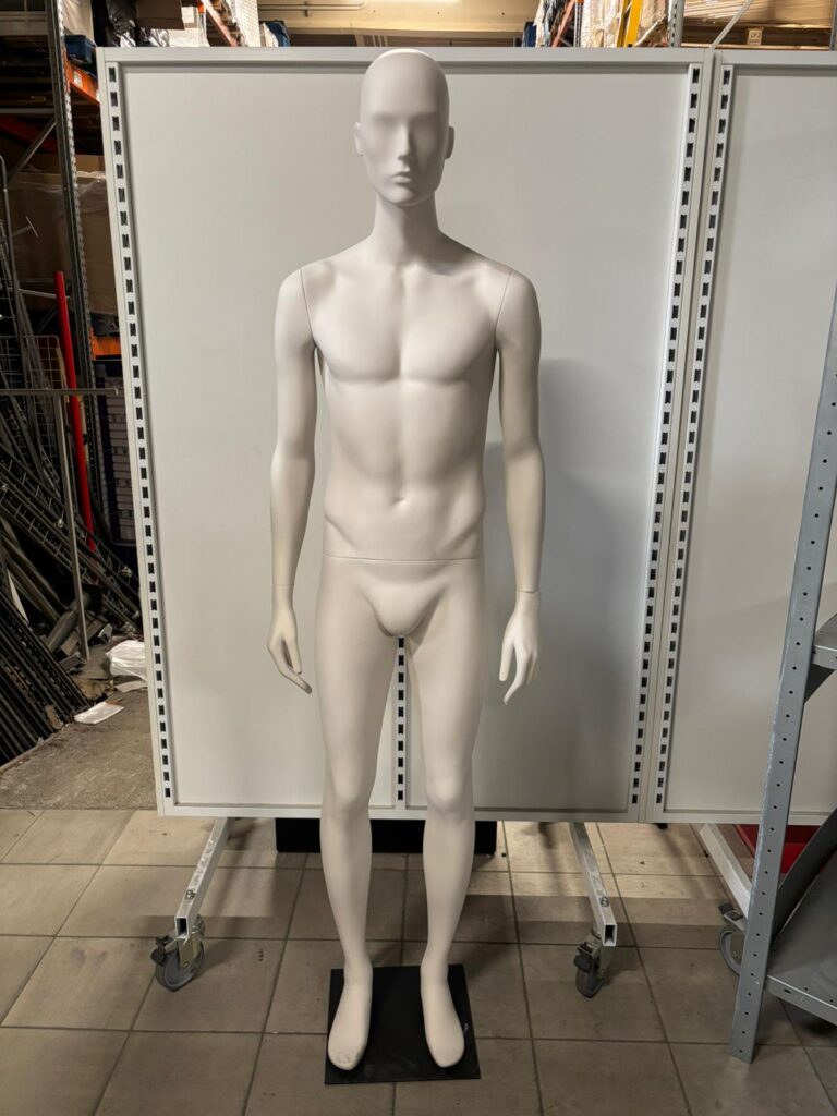 Mannequin homme complet sur socle – Fibre de verre crème mat – H 196 cm