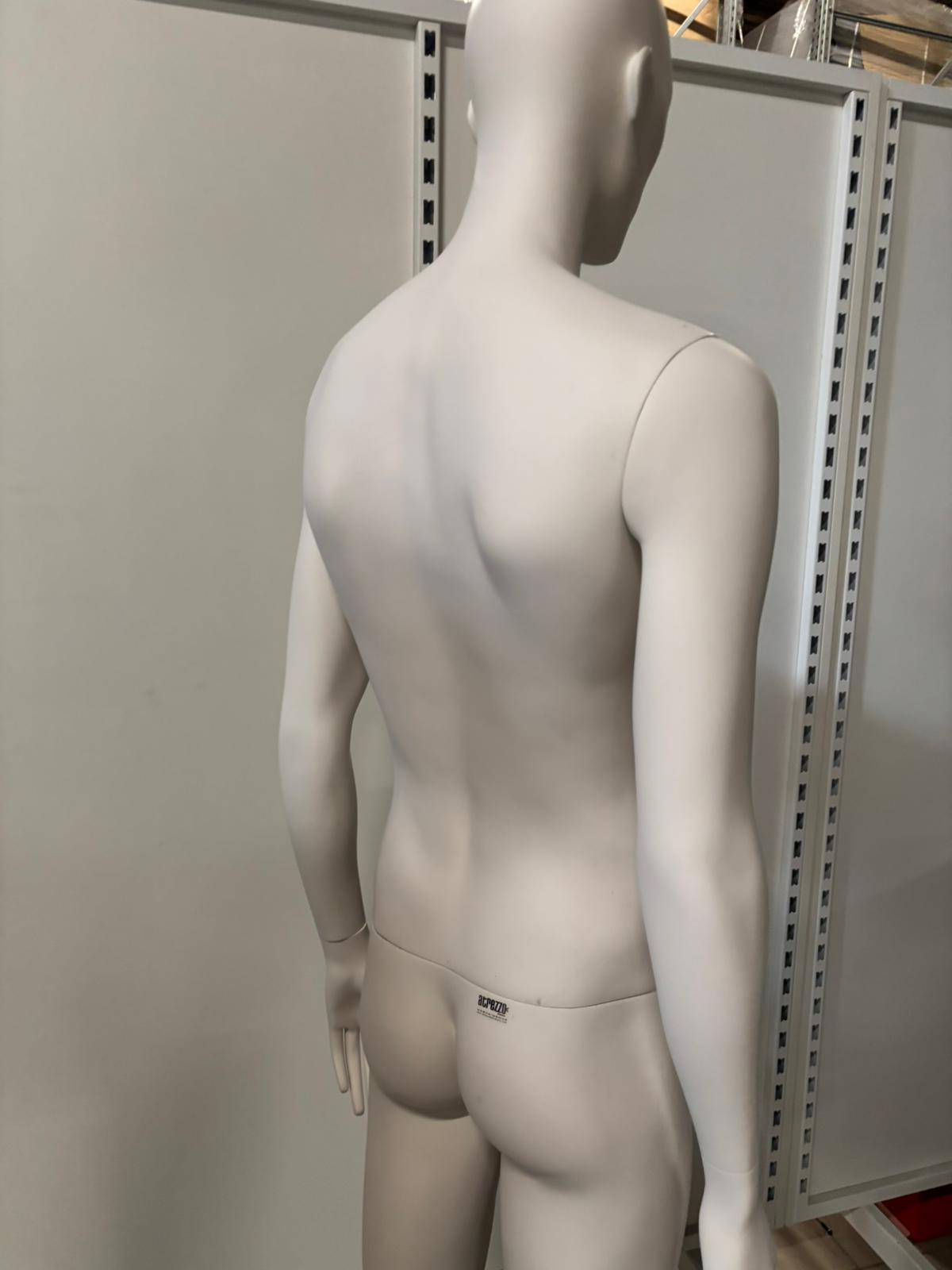 Mannequin homme complet sur socle – Fibre de verre crème mat – H 196 cm
