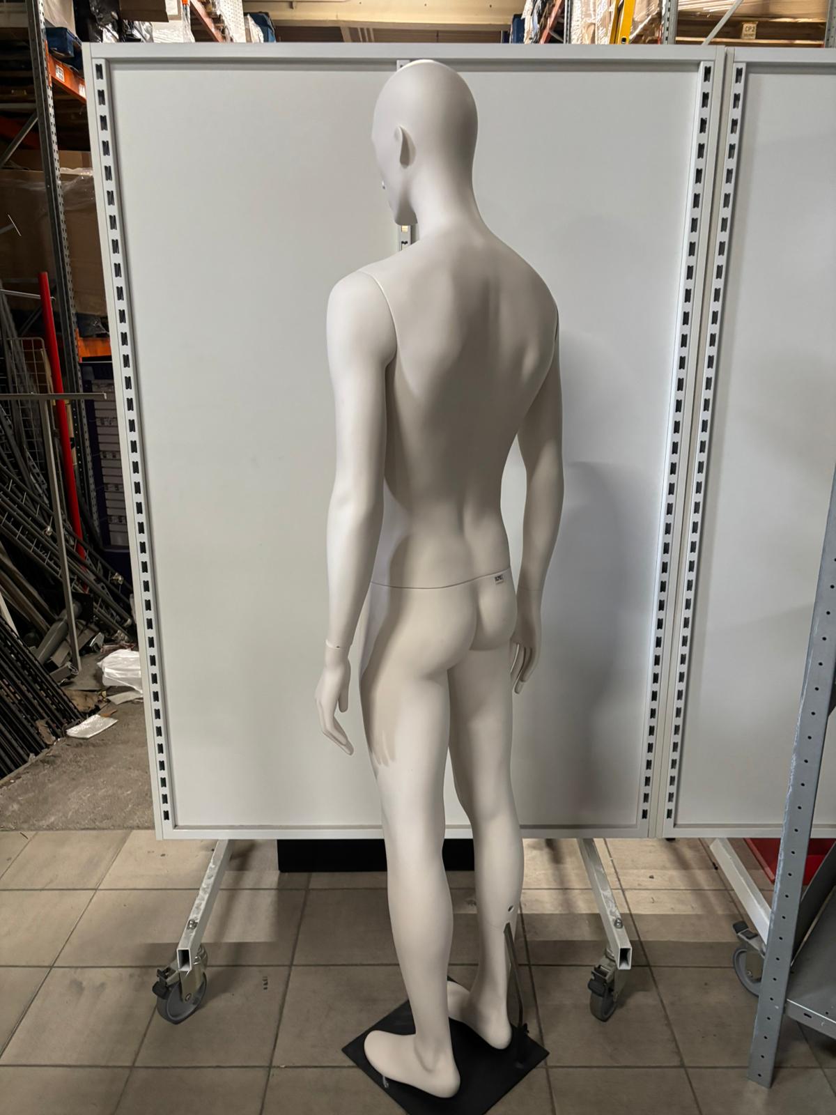 Mannequin homme complet sur socle – Fibre de verre crème mat – H 196 cm