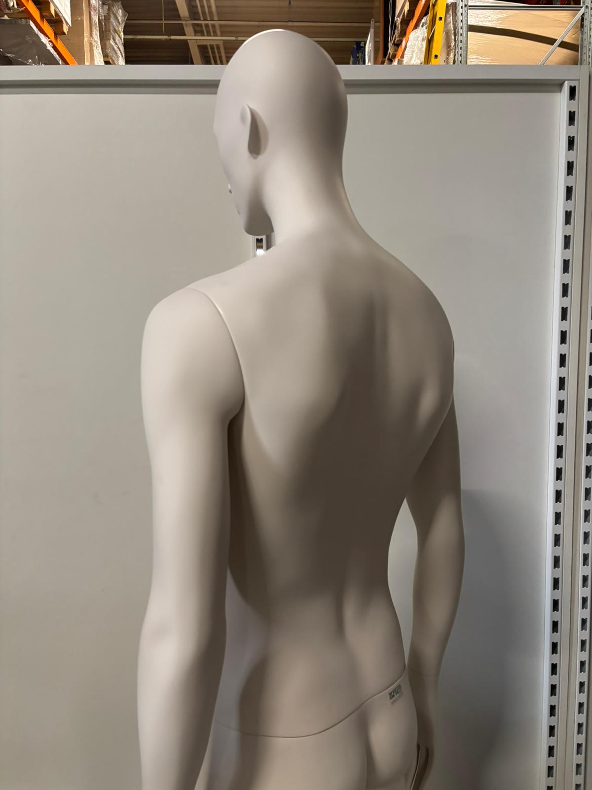 Mannequin homme complet sur socle – Fibre de verre crème mat – H 196 cm