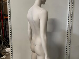 Mannequin homme complet sur socle – Fibre de verre crème mat – H 196 cm