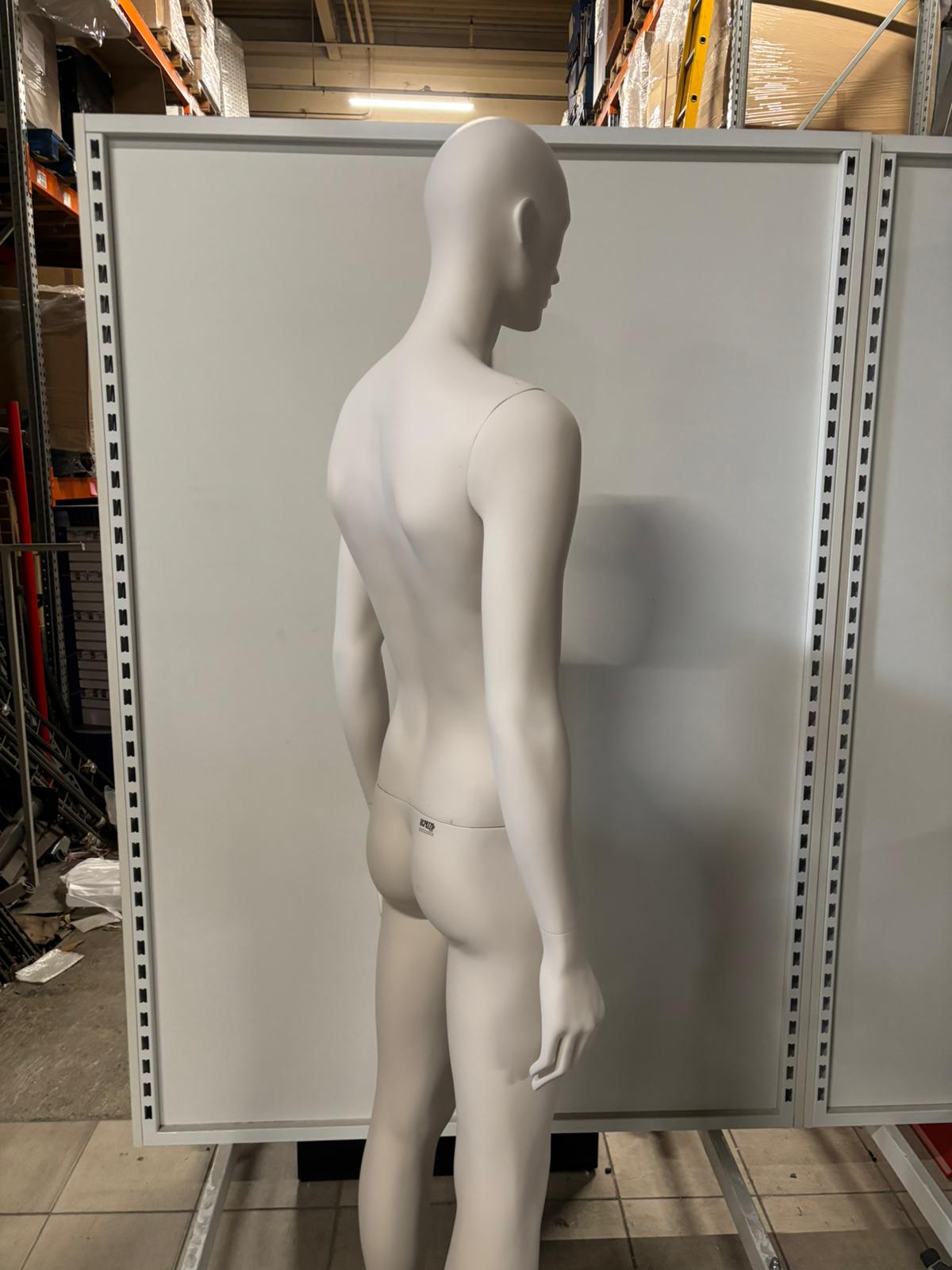 Mannequin homme complet sur socle – Fibre de verre crème mat – H 196 cm