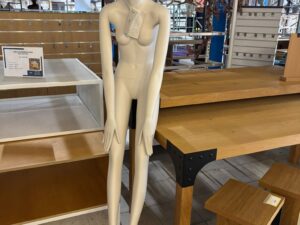 Mannequin femme complet à poser – Fibre de verre blanc/crème mat – H 176 cm