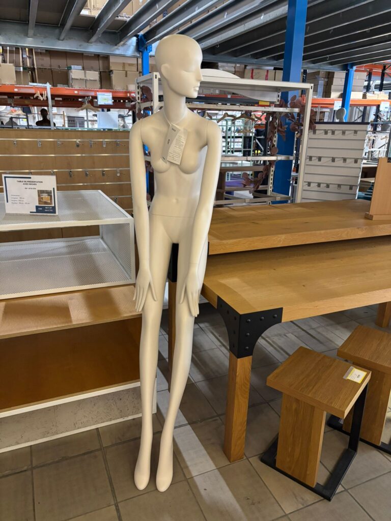 Mannequin femme complet à poser – Fibre de verre blanc/crème mat – H 176 cm