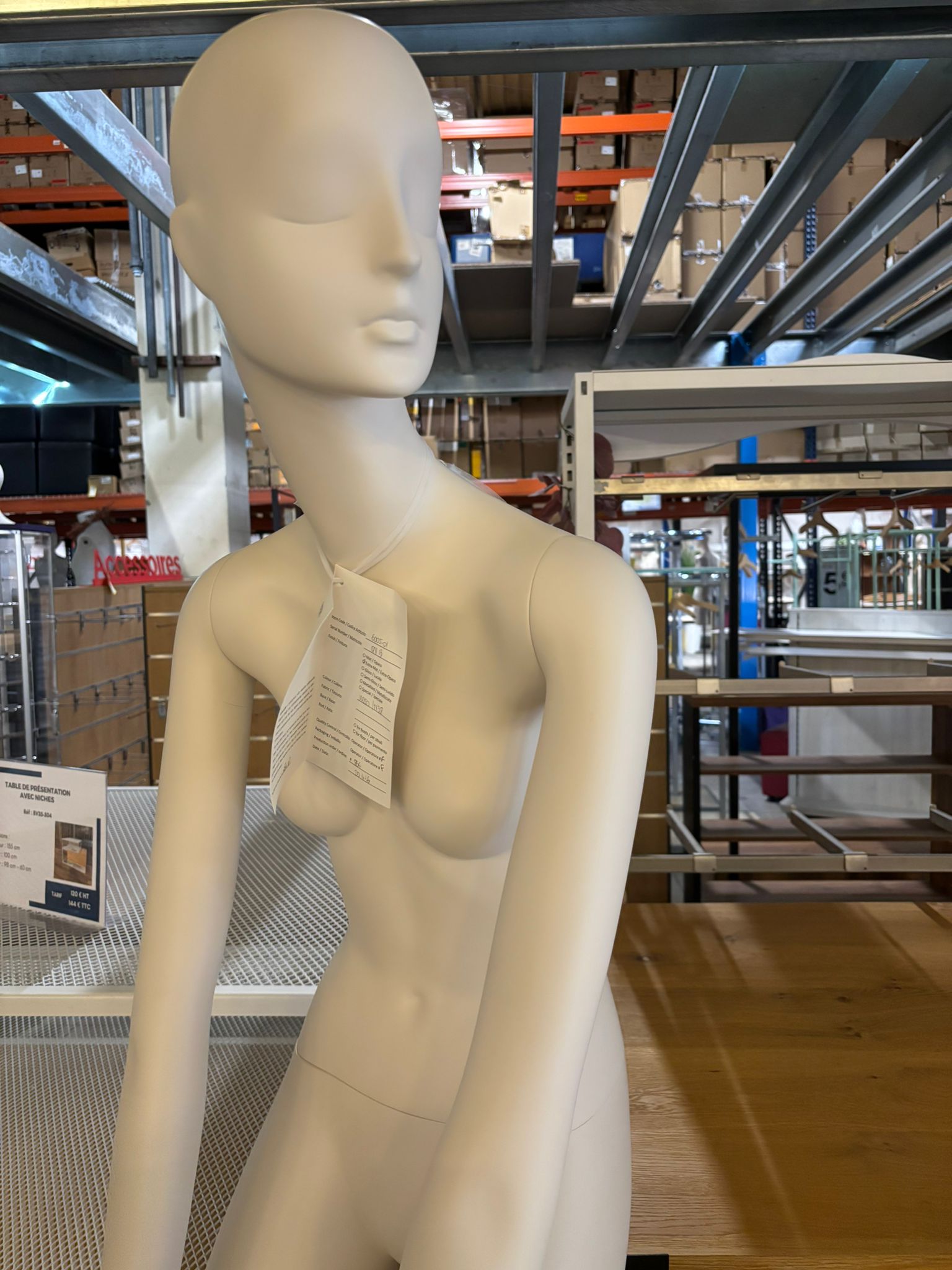 Mannequin femme complet à poser – Fibre de verre blanc/crème mat – H 176 cm