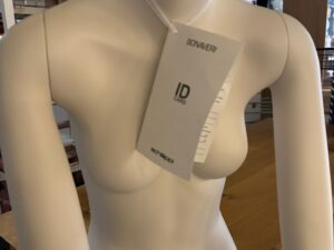 Mannequin femme complet à poser – Fibre de verre blanc/crème mat – H 176 cm
