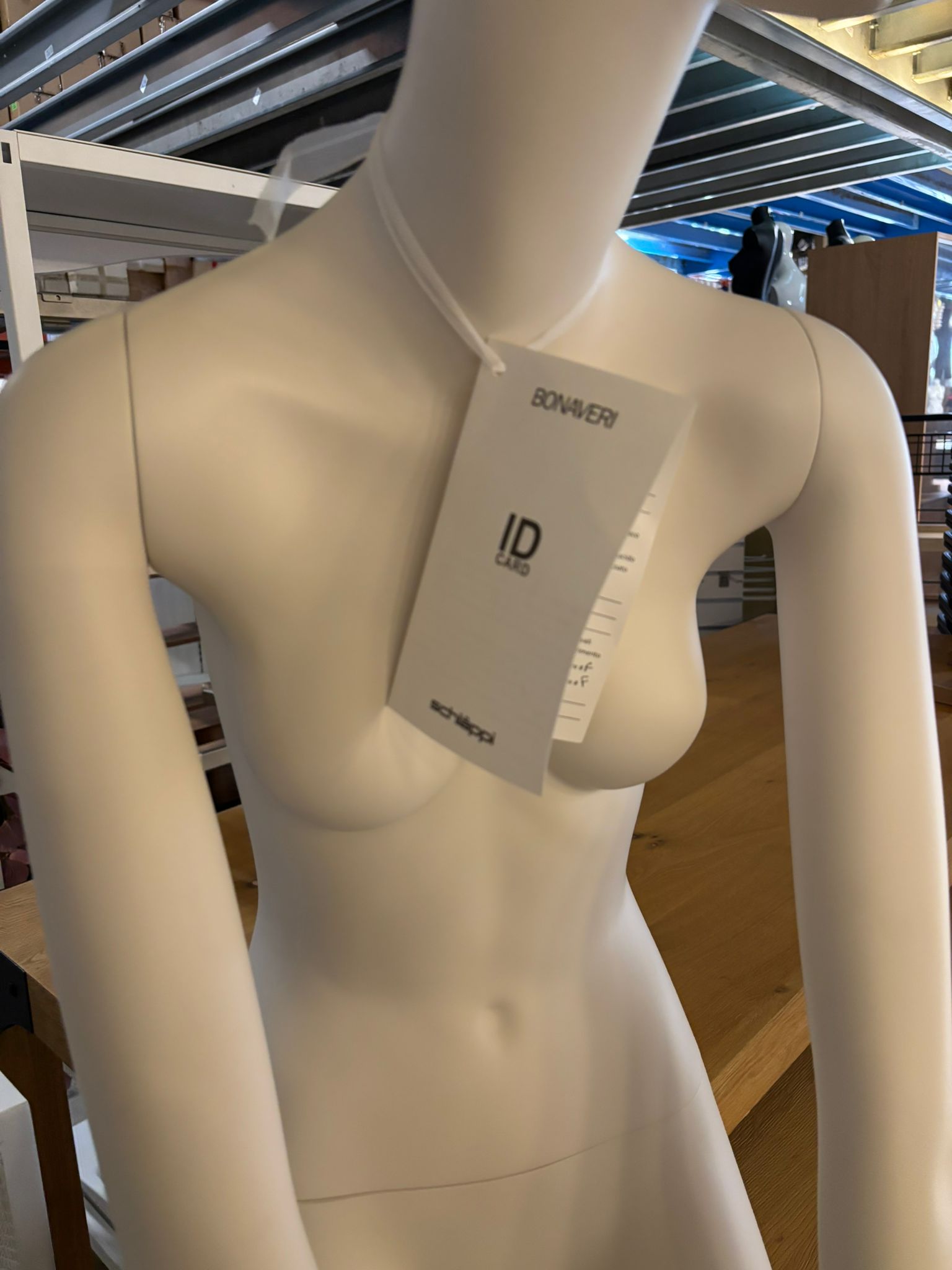 Mannequin femme complet à poser – Fibre de verre blanc/crème mat – H 176 cm
