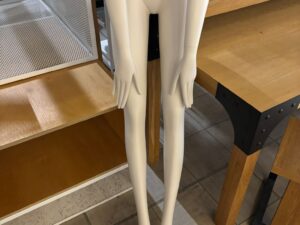Mannequin femme complet à poser – Fibre de verre blanc/crème mat – H 176 cm