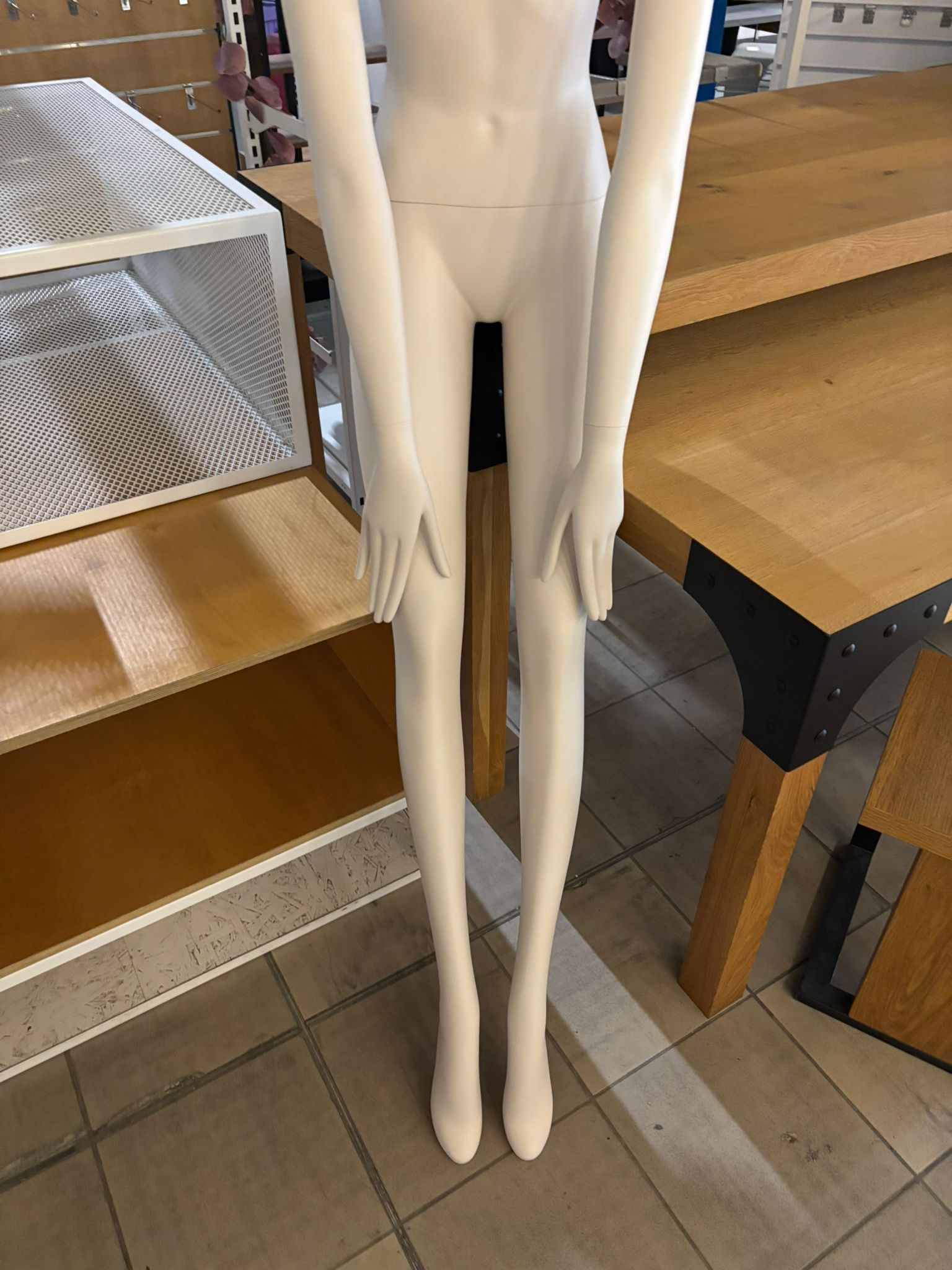 Mannequin femme complet à poser – Fibre de verre blanc/crème mat – H 176 cm
