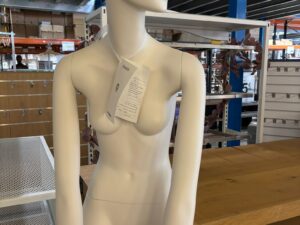 Mannequin femme complet à poser – Fibre de verre blanc/crème mat – H 176 cm