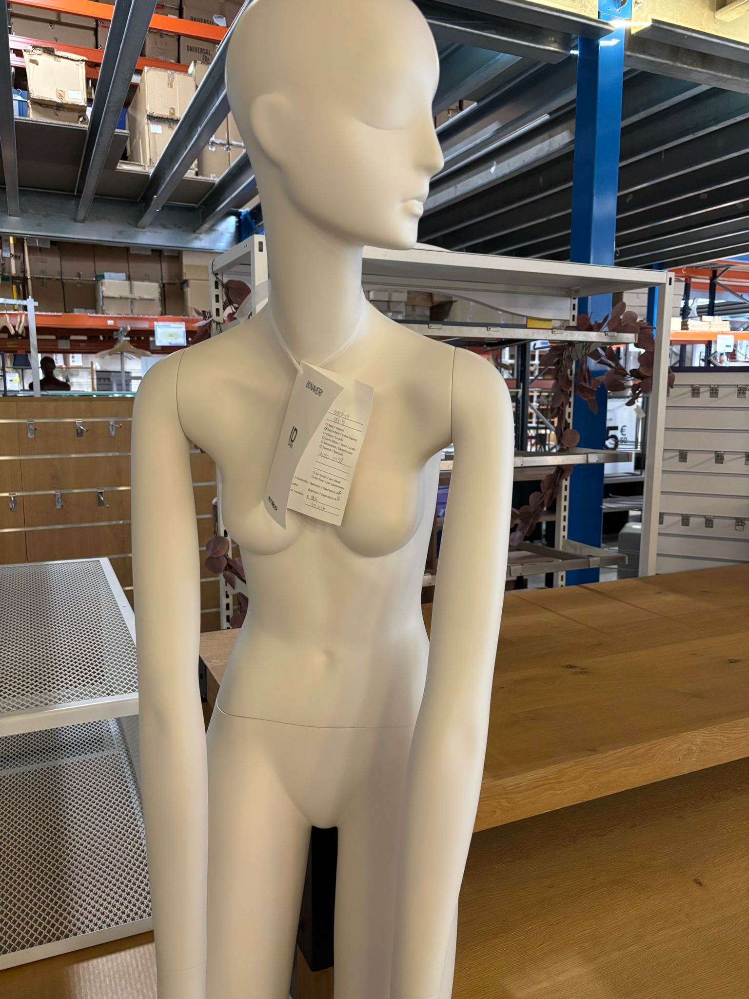 Mannequin femme complet à poser – Fibre de verre blanc/crème mat – H 176 cm