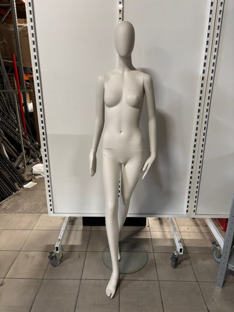 Mannequin femme complet sur socle – Fibre de verre blanc / crème mat – H 180 cm