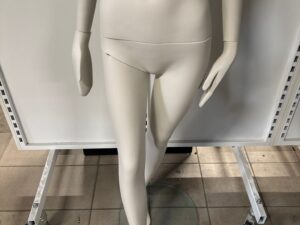 Mannequin femme complet sur socle – Fibre de verre blanc / crème mat – H 180 cm