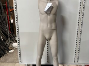 Mannequin homme sur socle – Fibre de verre beige mat – H 195 cm