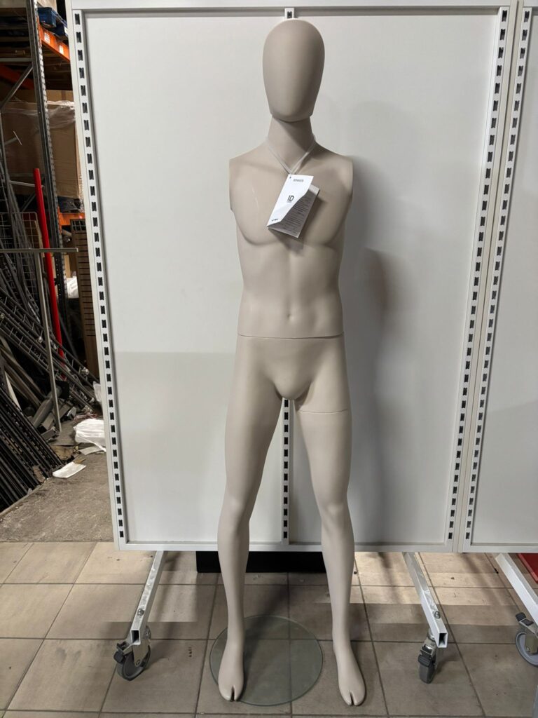 Mannequin homme sur socle – Fibre de verre beige mat – H 195 cm