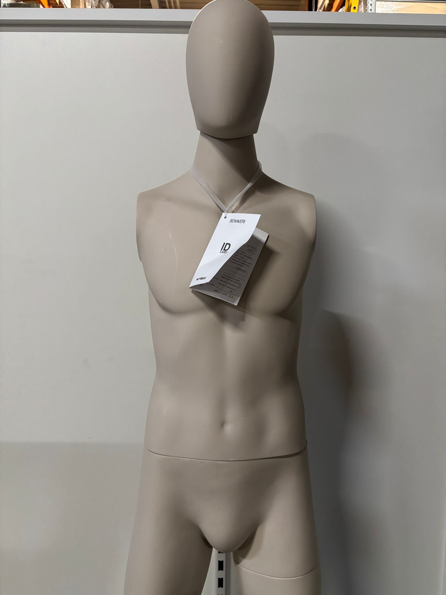 Mannequin homme sur socle – Fibre de verre beige mat – H 195 cm