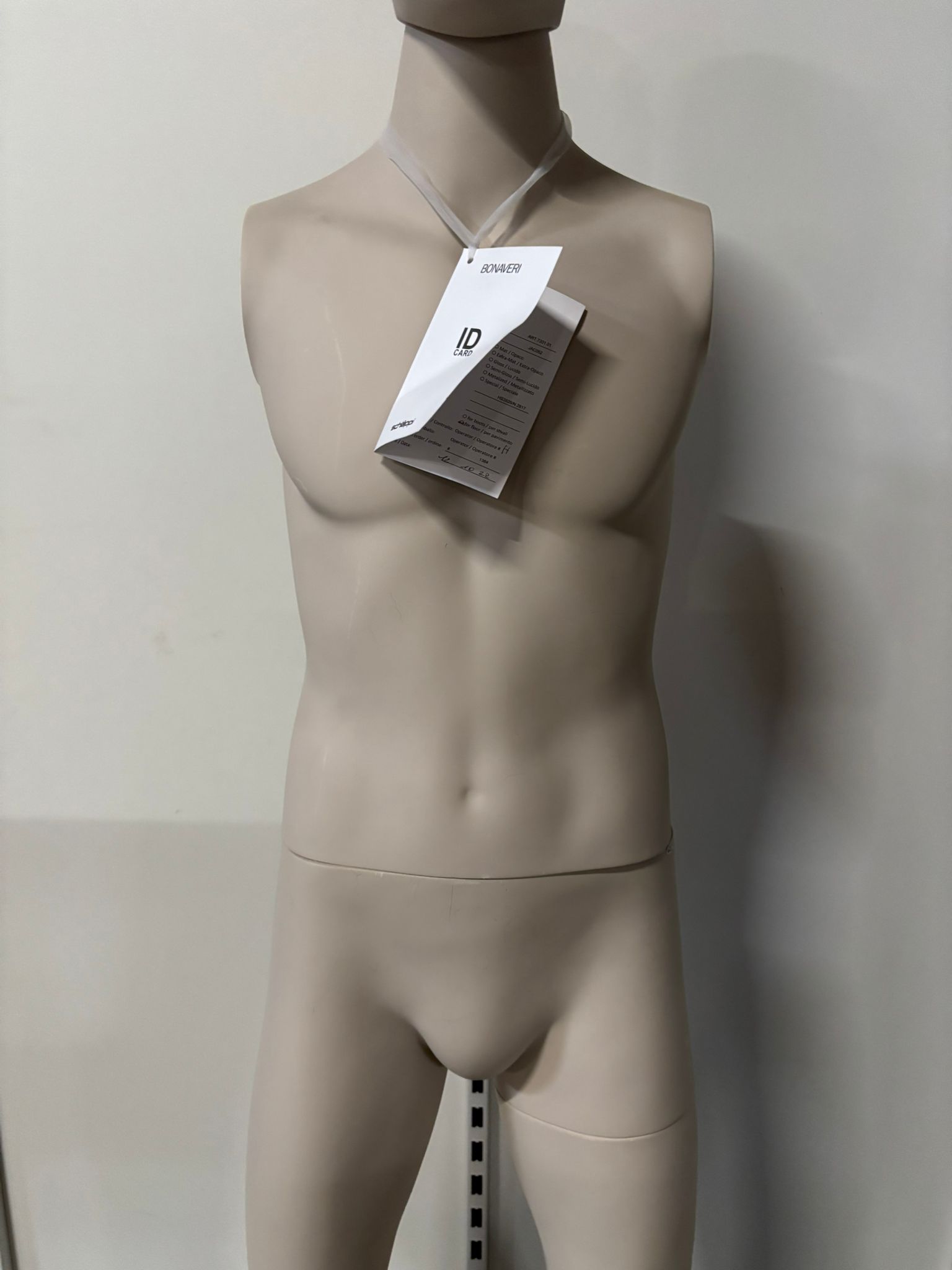 Mannequin homme sur socle – Fibre de verre beige mat – H 195 cm