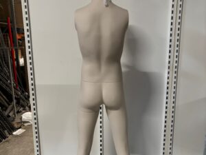Mannequin homme sur socle – Fibre de verre beige mat – H 195 cm