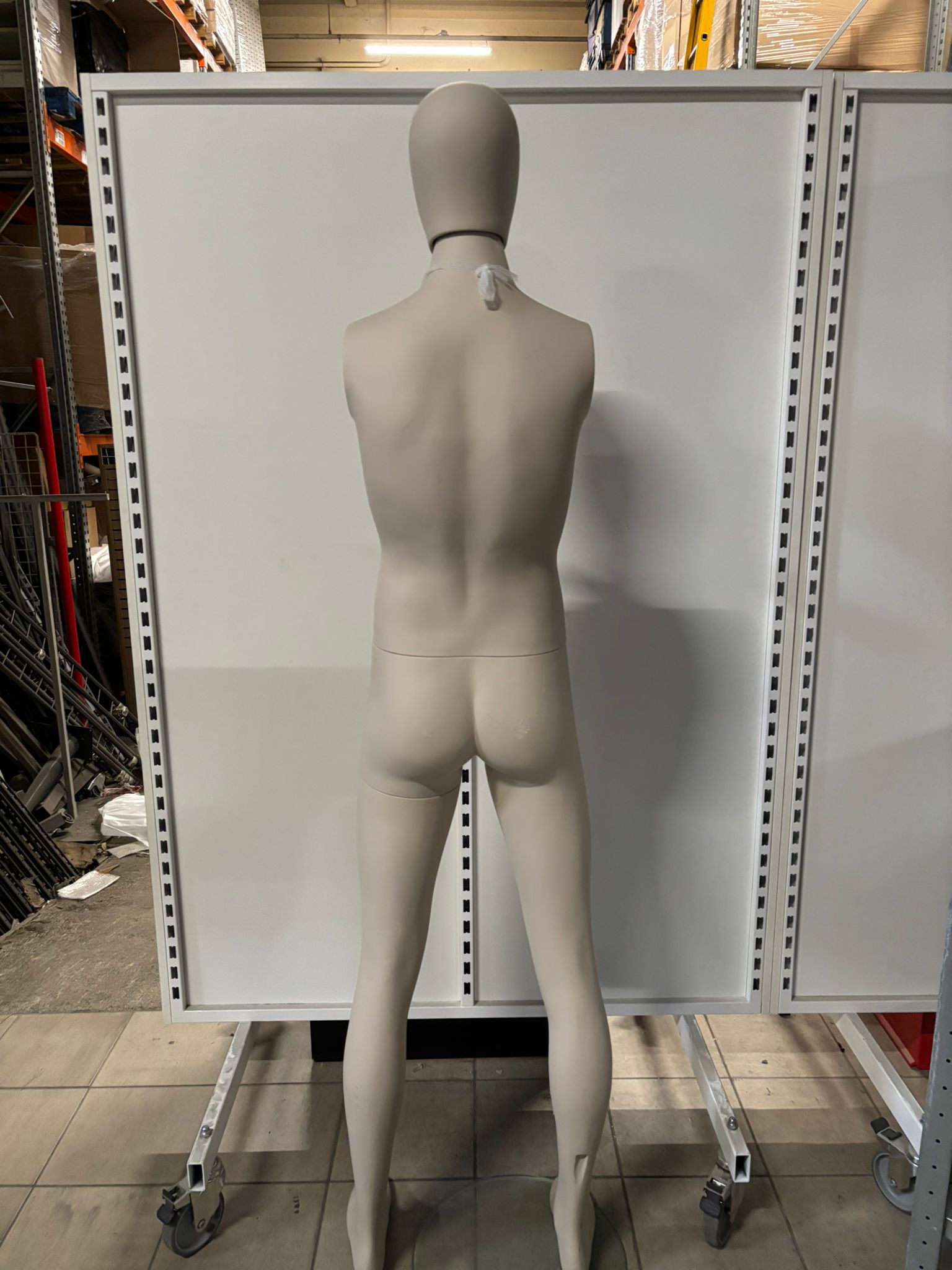 Mannequin homme sur socle – Fibre de verre beige mat – H 195 cm