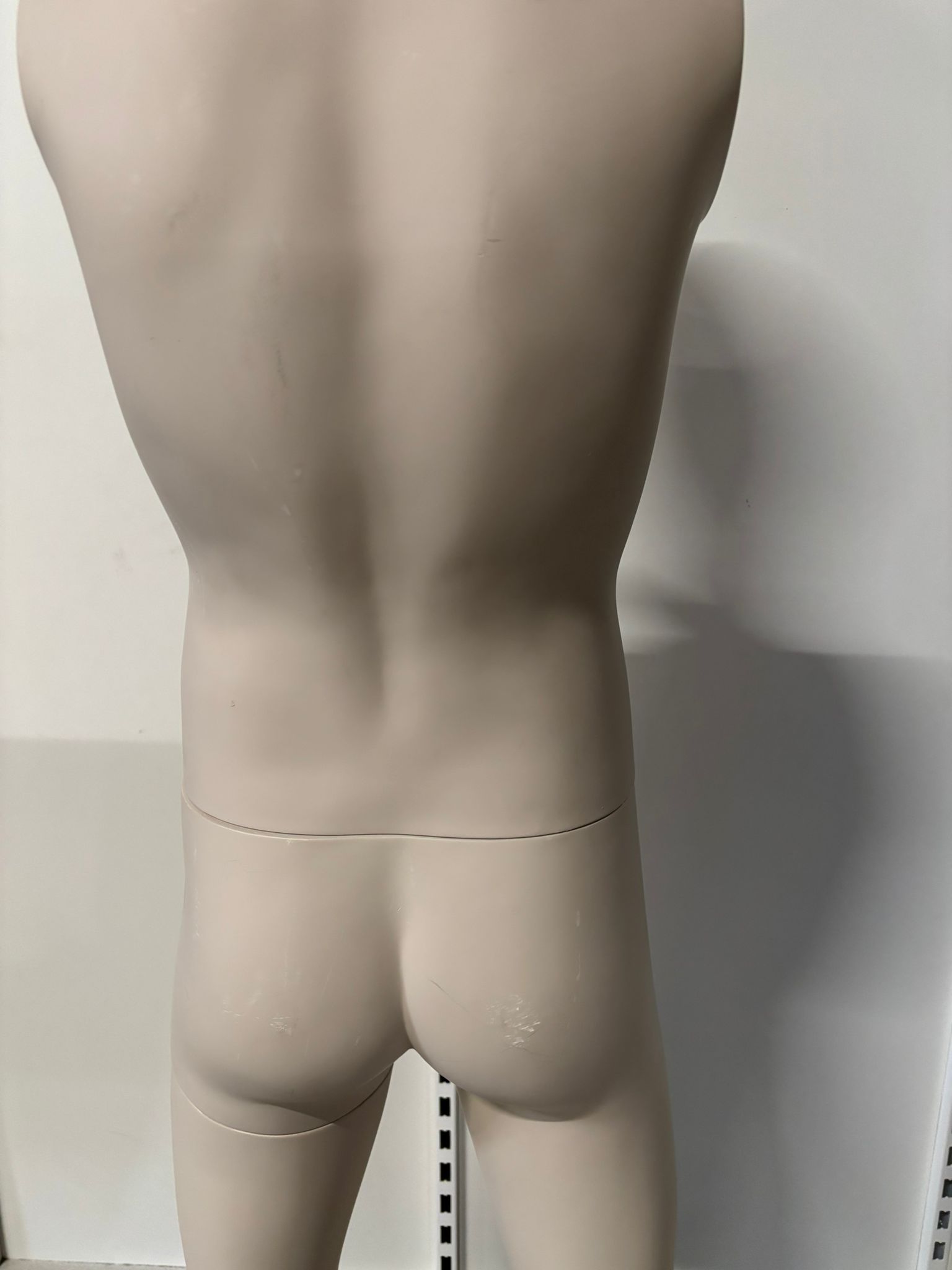 Mannequin homme sur socle – Fibre de verre beige mat – H 195 cm
