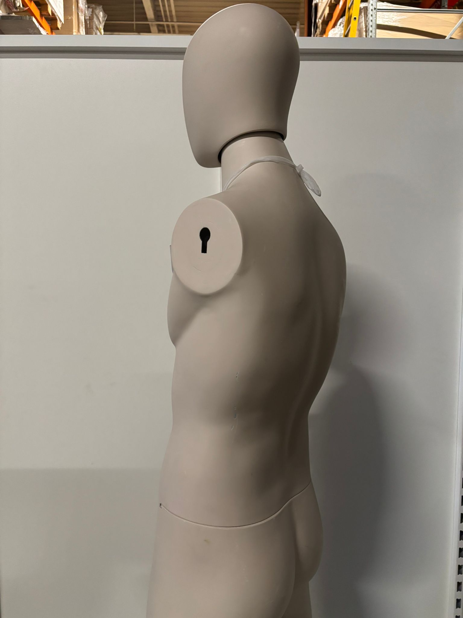 Mannequin homme sur socle – Fibre de verre beige mat – H 195 cm