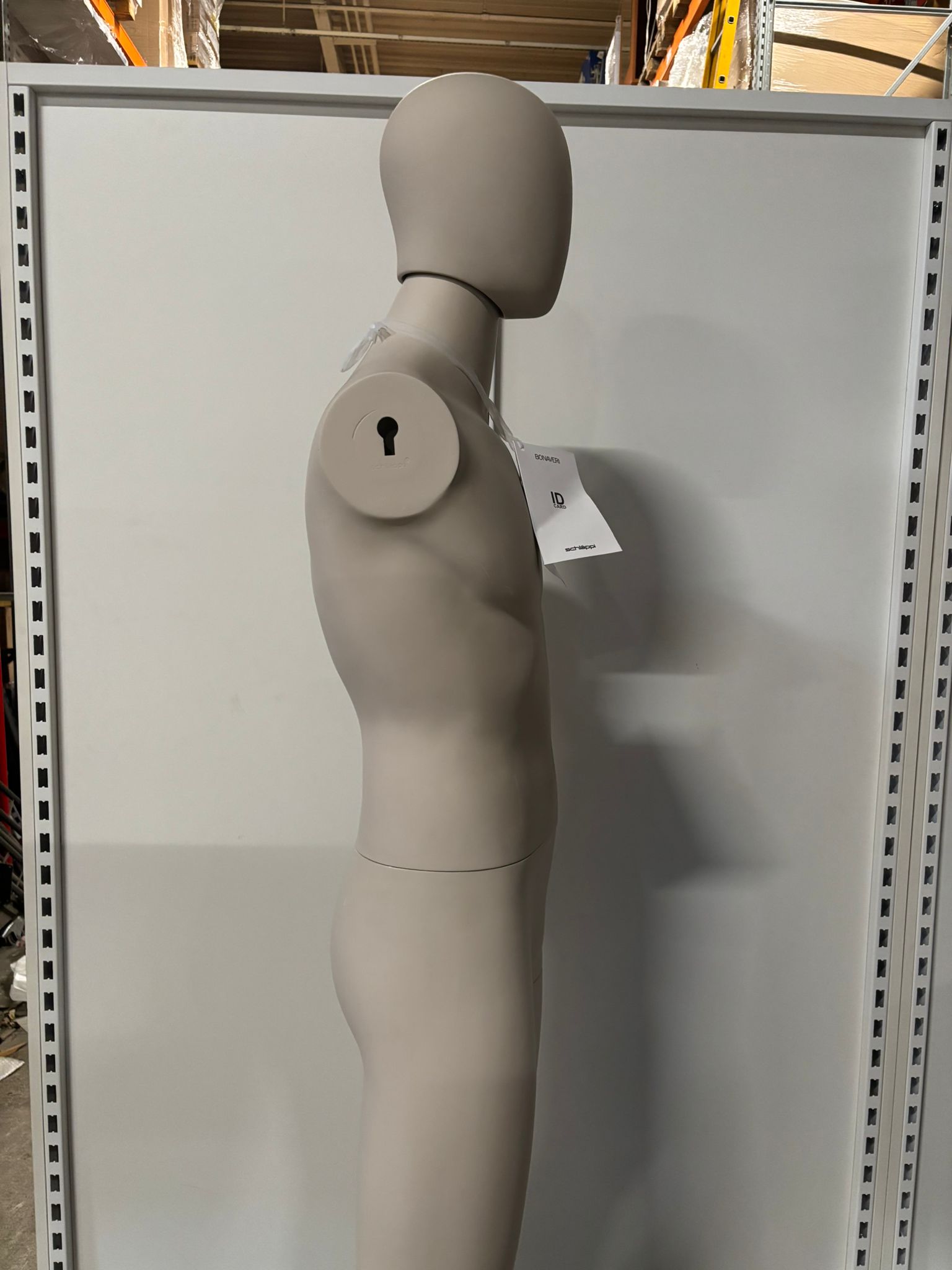 Mannequin homme sur socle – Fibre de verre beige mat – H 195 cm