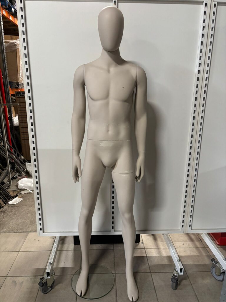 Mannequin homme complet sur socle – Fibre de verre beige mat – H 195 cm